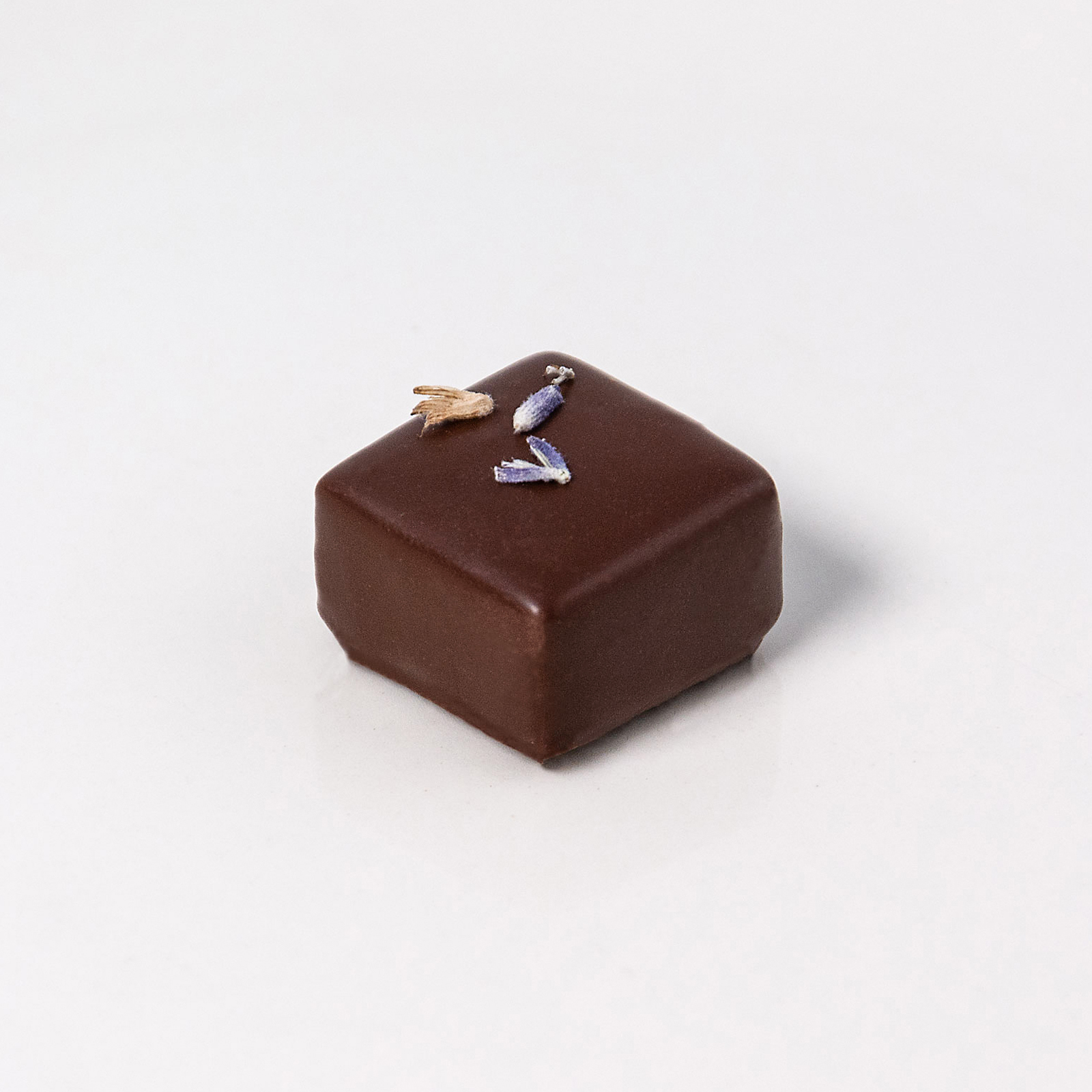 Bombón relleno de ganache de lavanda y chocolate oscuro