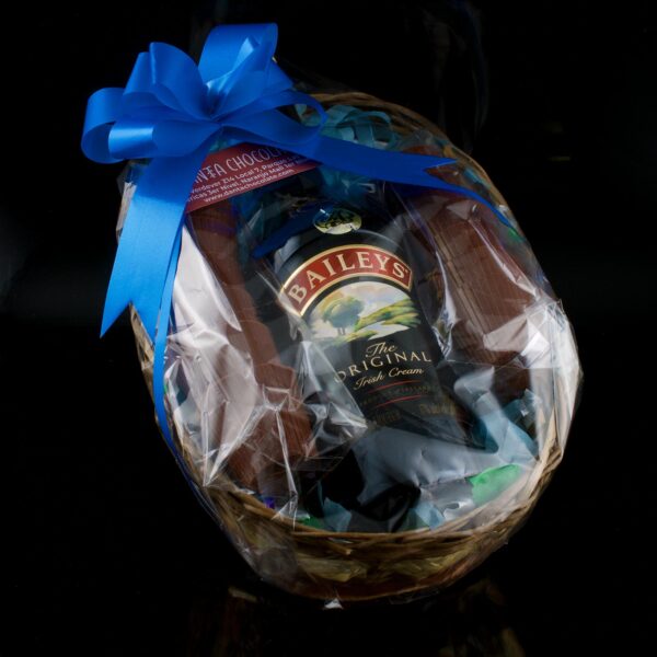 Foto de una canasta de regalo que contiene media botella de Bailey's Irish Cream y 12 vasitos de chocolate.