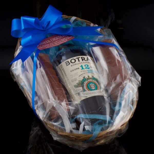Foto de una canasta con media botella de ron Botrán Añejo 12 años con 12 vasitos de chocolate