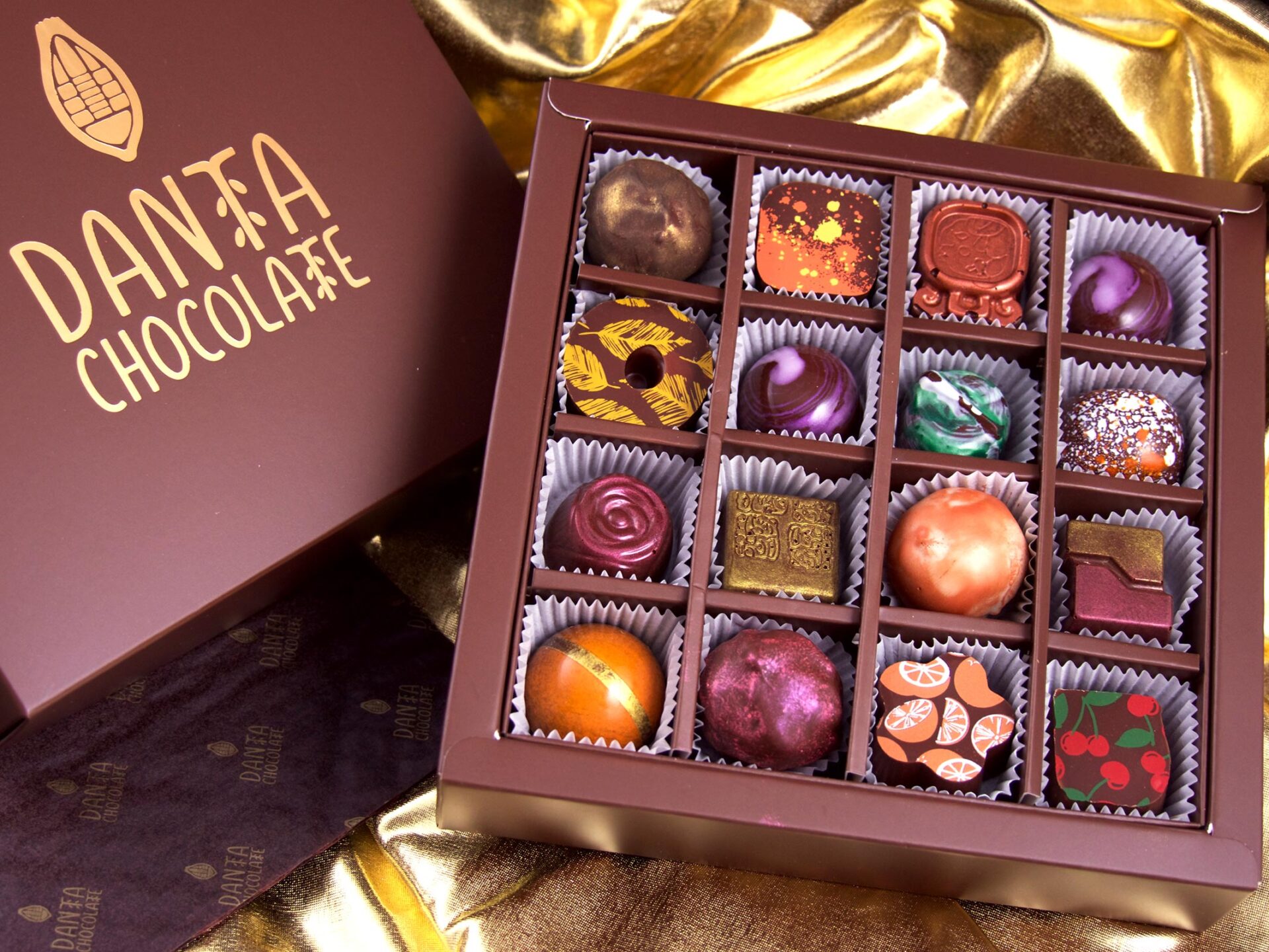 Una caja con 16 bombones rellenois Danta Chocolate elaborados con chocolate 100% Guatemalteco