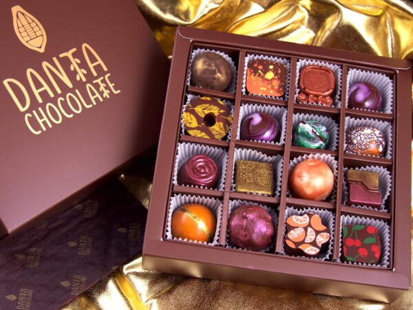 Una caja con 16 bombones rellenois Danta Chocolate elaborados con chocolate 100% Guatemalteco