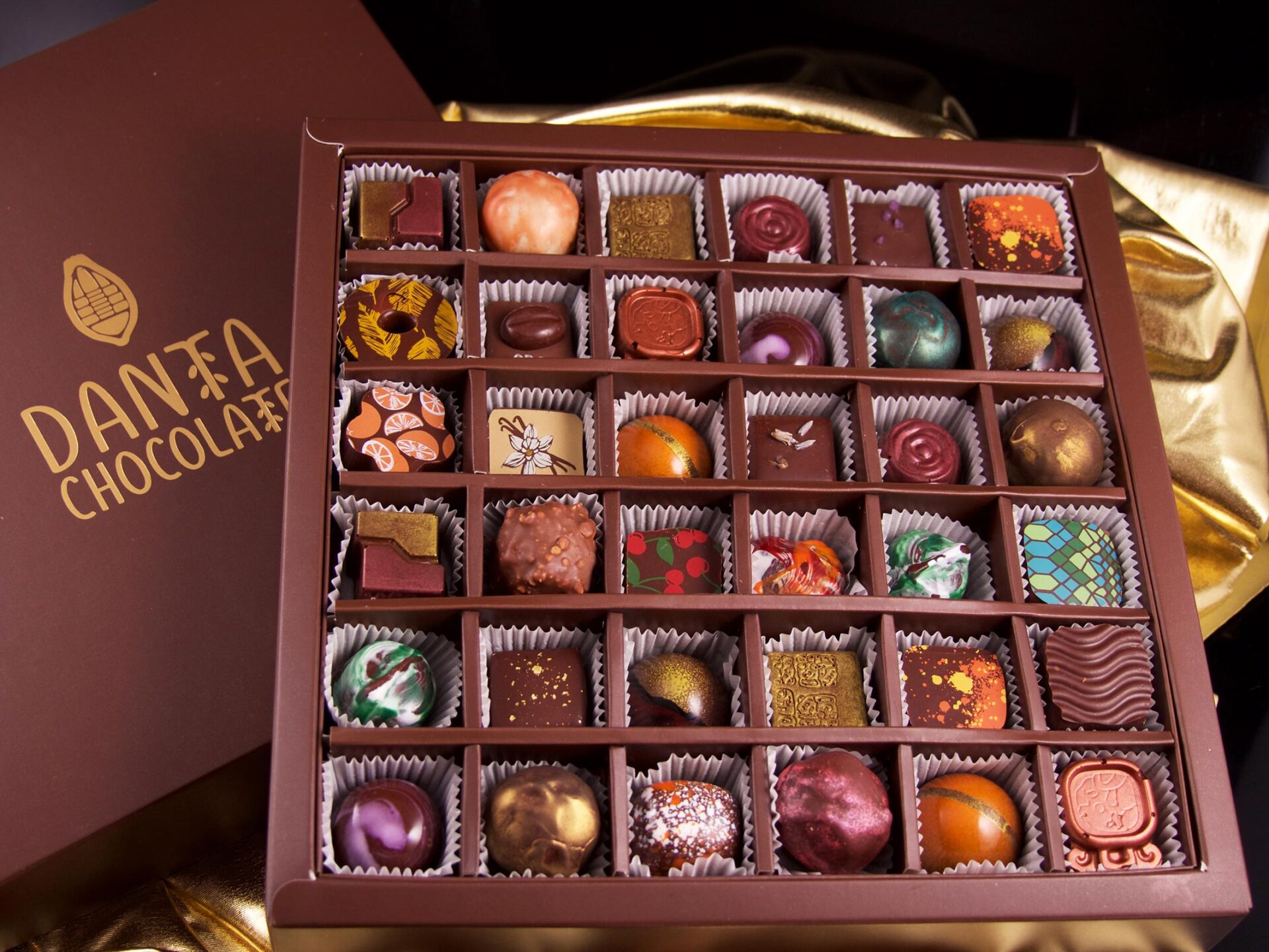 Caja de papel café y logo dorado con 36 bombones rellenos Danta Chocolate