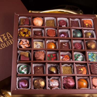 Caja de papel café y logo dorado con 36 bombones rellenos Danta Chocolate