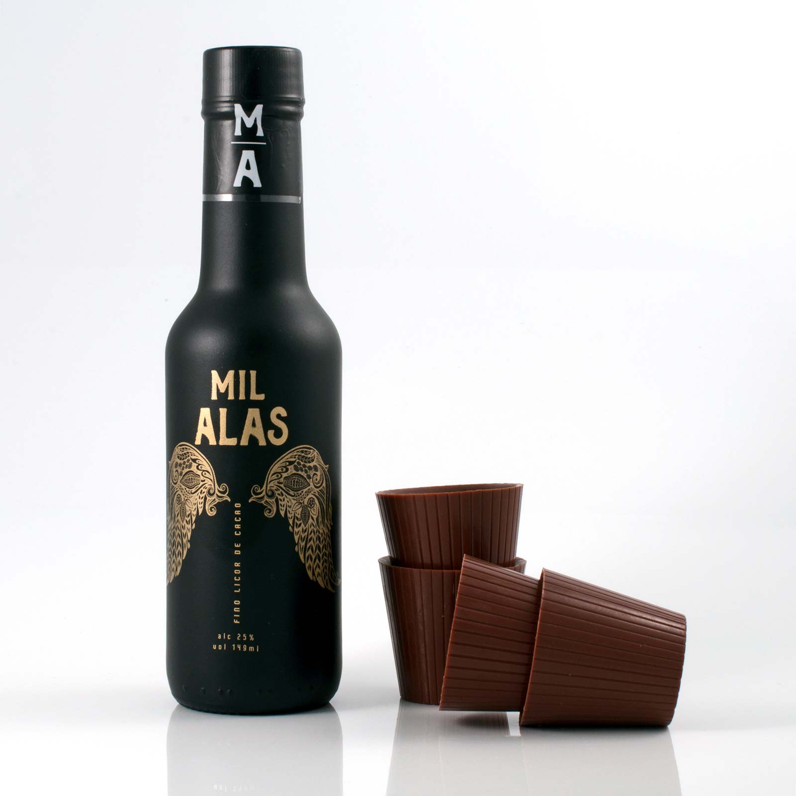 Botella de 149ml de licor de cacao Mil Alas con 4 vasitos de chocolate