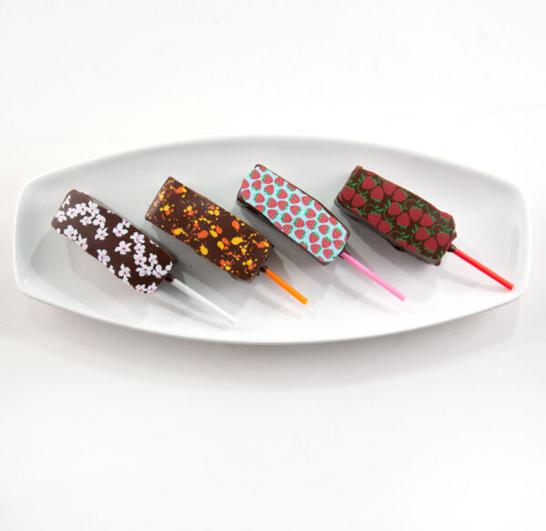 Paletas de marshmallow cubiertas de chocolate oscuro en diferentes sabores