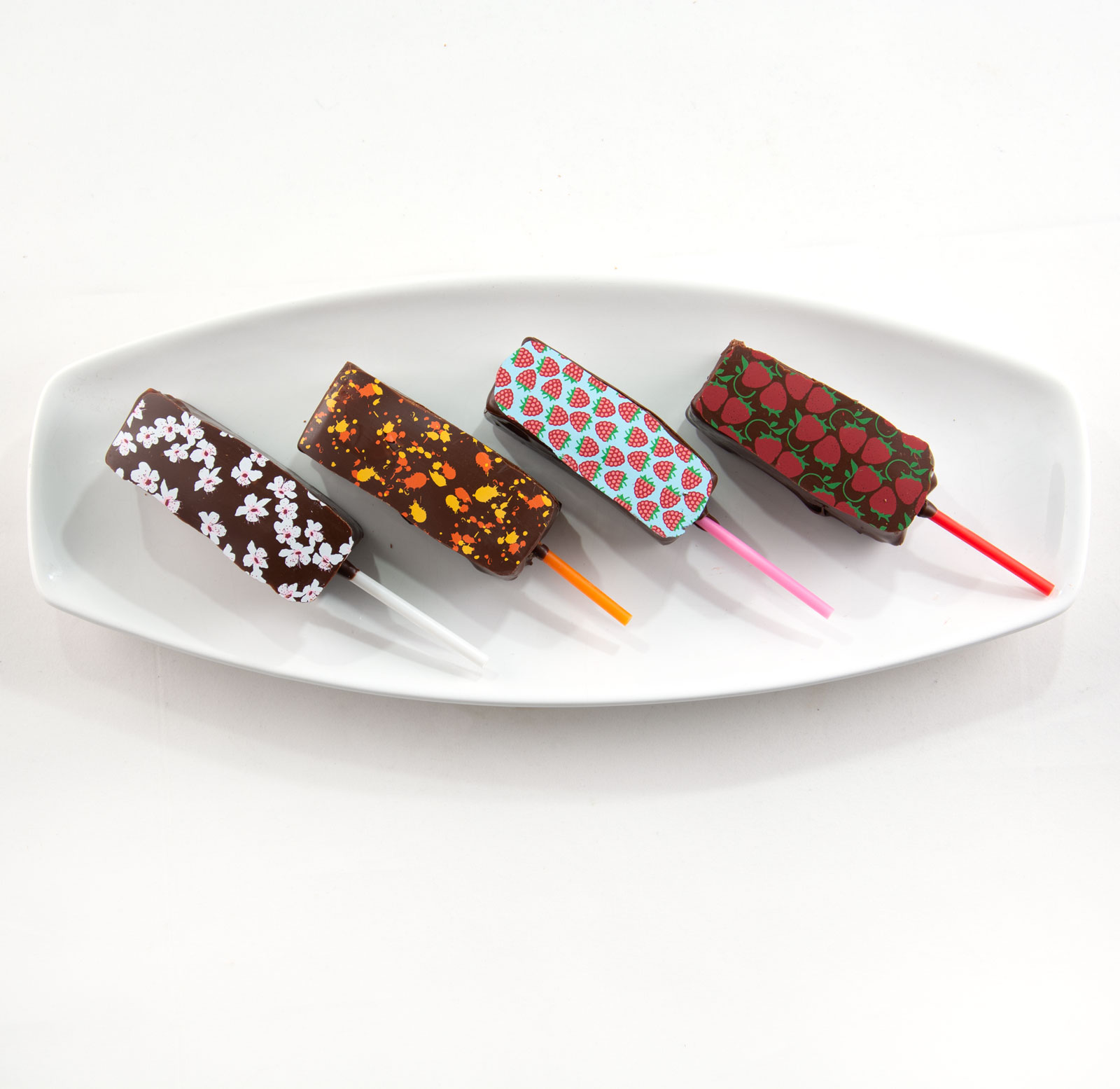 Paletas de marshmallow cubiertas de chocolate oscuro en diferentes sabores